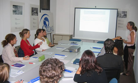 Constanza Mazzina durante su exposición en la sede de CADAL