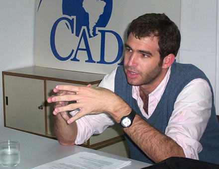 Matas Franchini durante su exposición en la sede de CADAL