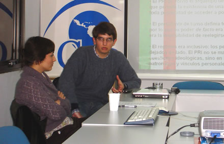 Maira Pascual y Adrin Lucardi durante su exposición en la sede de CADAL