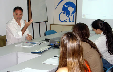 Gustavo Gamallo durante su exposición en la sede de CADAL