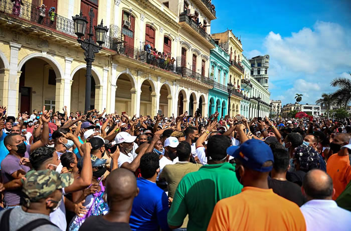 Cuba se latinoamericaniza en dos direcciones fundamentales