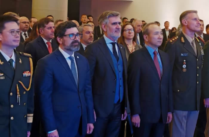 Fernando Brun (en el centro) y el embajador de China, Wang Wei, participan en un acto conmemorativo junto a delegaciones militares y diplomáticas. (Embajada de China en Argentina) | - Foto: Infobae Fernando Brun (en el centro) y el embajador de China, Wang Wei, participan en un acto conmemorativo junto a delegaciones militares y diplomáticas. (Embajada de China en Argentina) | - Foto: Infobae
