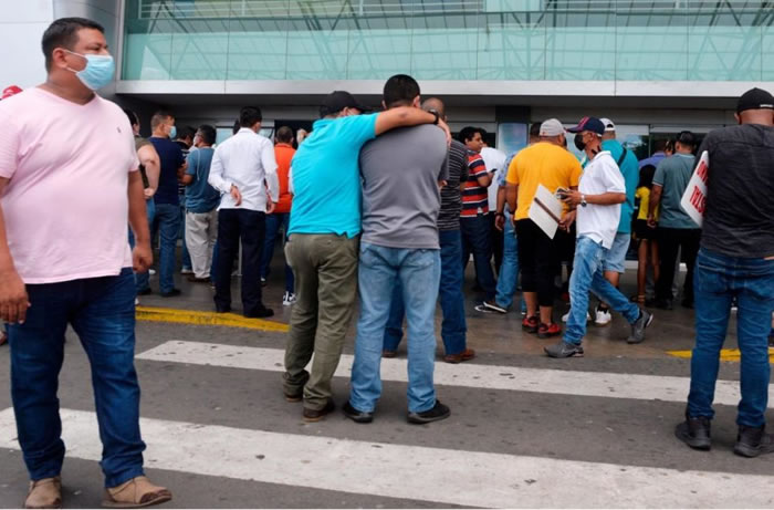 Migrantes cubanos en el aeropuerto de Managua, Nicaragua. LA PRENSA vía diariodecuba.com